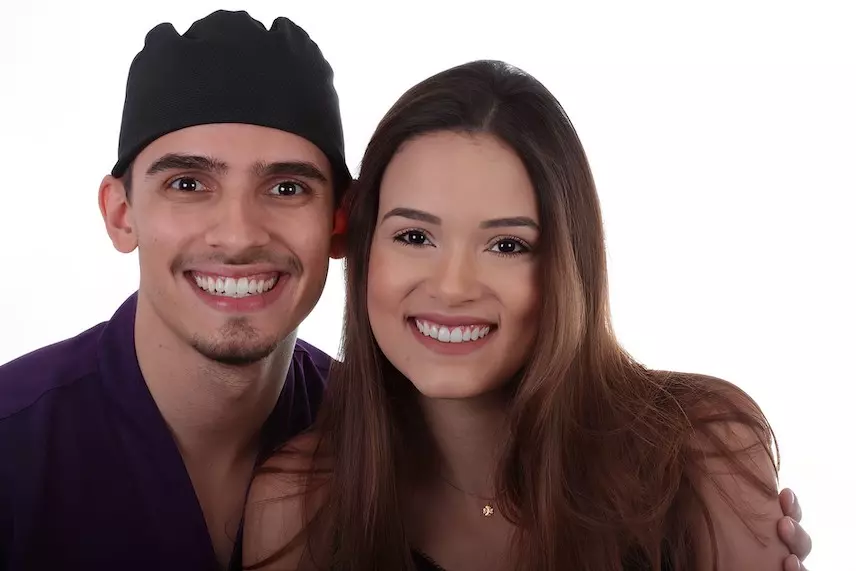 Dentista e paciente posando para a foto após a realização de vários procedimentos que fizeram parte do protocolo personalizado de harmonização da paciente