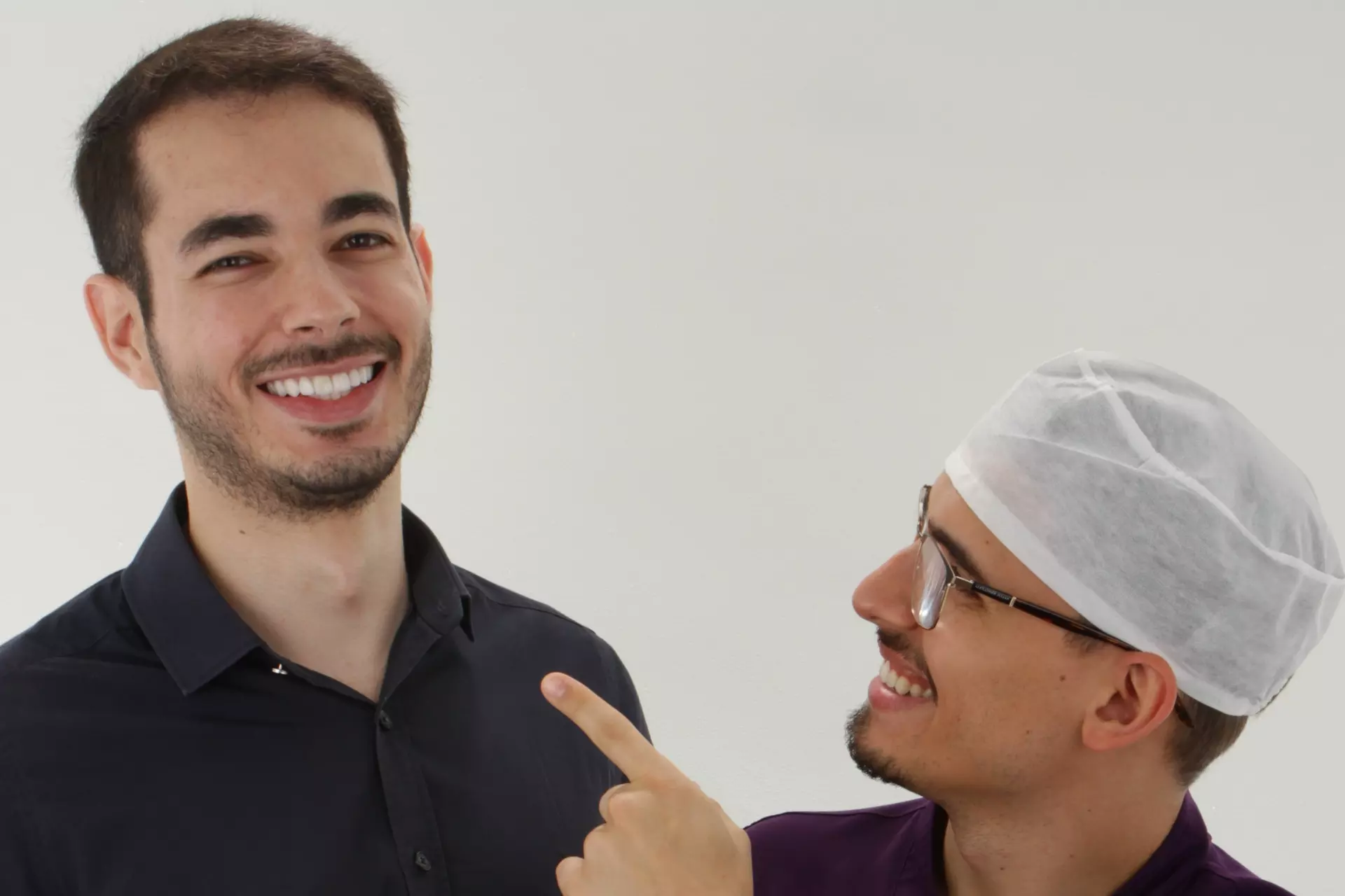 Paciente da estética vitae mostrando seu belo sorriso após o clareamento dental.