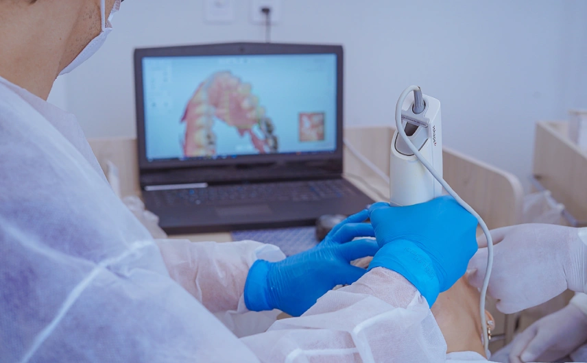 Imagem de um homem dentista realizando tratamento odontológico 